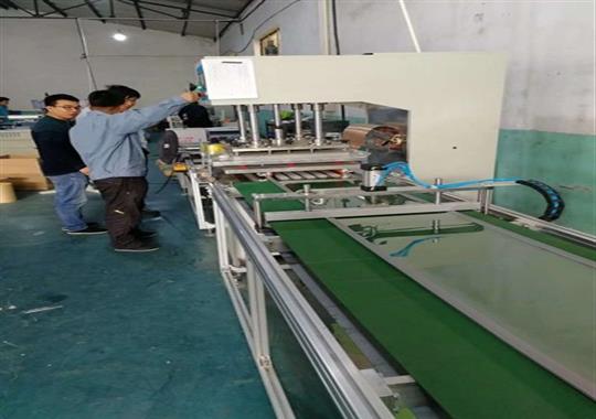 磁吸門簾旺季來臨,購(gòu)買一臺(tái)放心全自動(dòng)門簾熱合機(jī)技巧